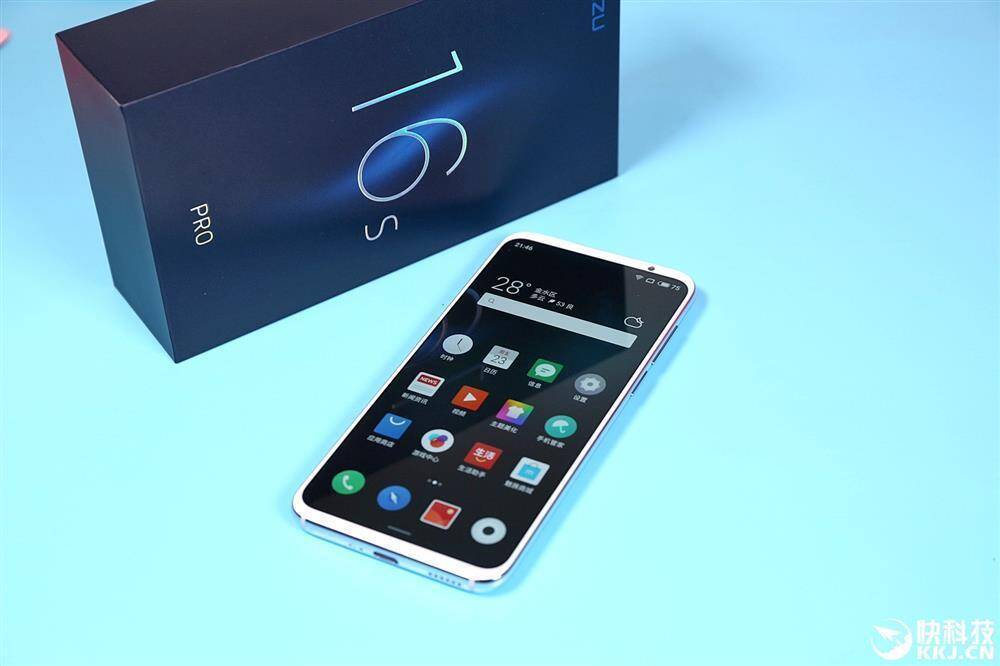 Смартфон Xiaomi Mi 11 на светлом фоне с черной коробкой