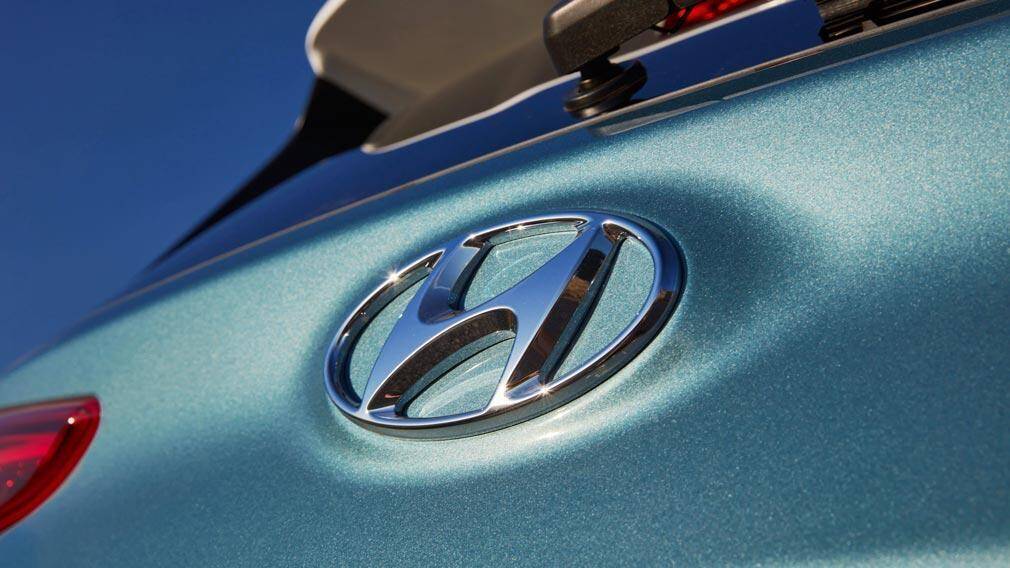 Samsung планирует разрабатывать электромобили совместно с Hyundai 5 Логотип Hyundai на задней части автомобиля электромобиля
