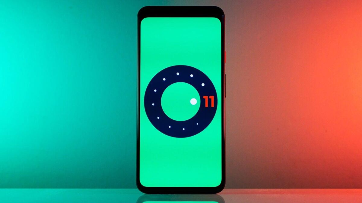 Смартфон с экраном Android 11 на цветном фоне