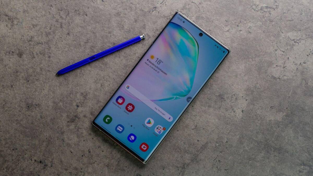 Смартфон Samsung Galaxy Note 20+ на поверхности с ручкой