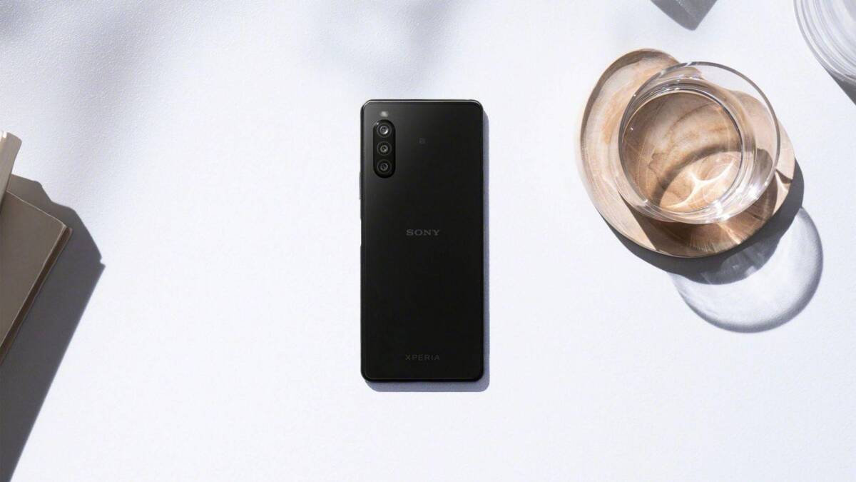 Черный смартфон Sony Xperia 10 II на белом фоне