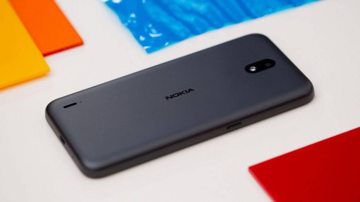 Задняя часть смартфона Nokia 1.3 на белом фоне