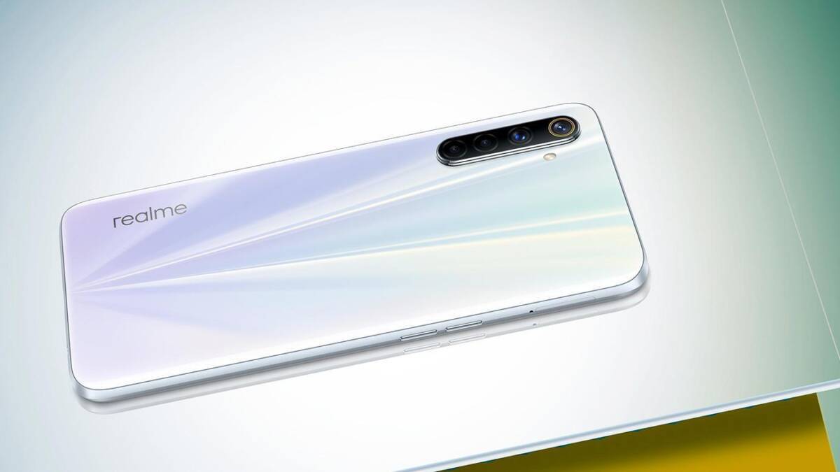 Смартфон Realme 6s показан сзади с тройной камерой
