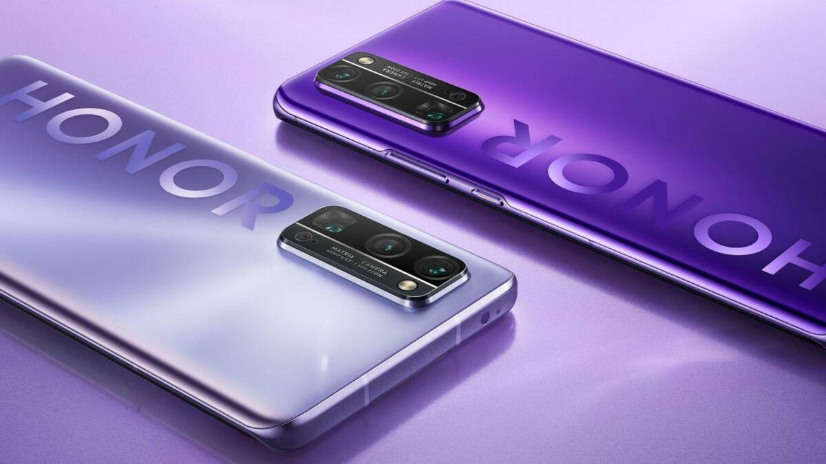 Два смартфона Honor 30 на фиолетовом фоне сзади виден блок камер