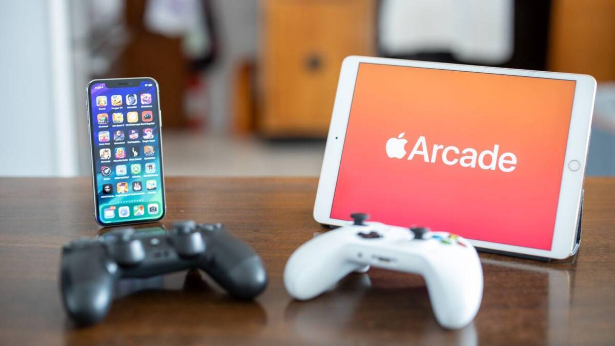 Айфон и iPad с игрой Apple Arcade на экране