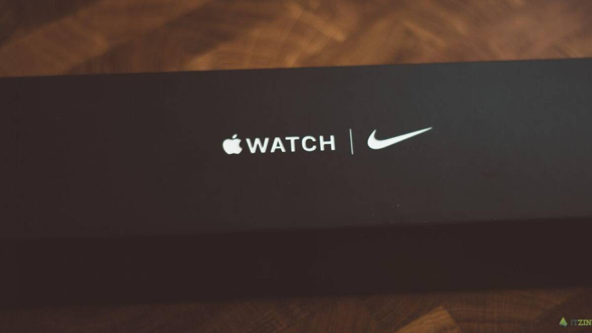 Упаковка Apple Watch Nike на деревянном столе