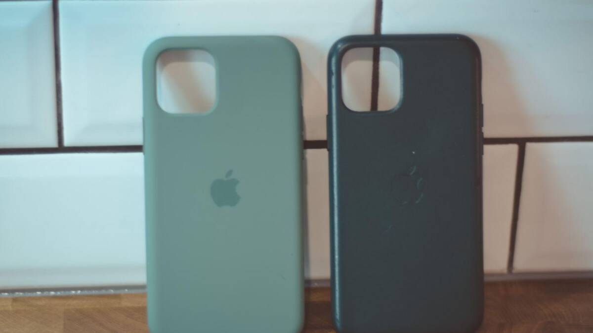 Силиконовые чехлы для iPhone с логотипом Apple на деревянной поверхности