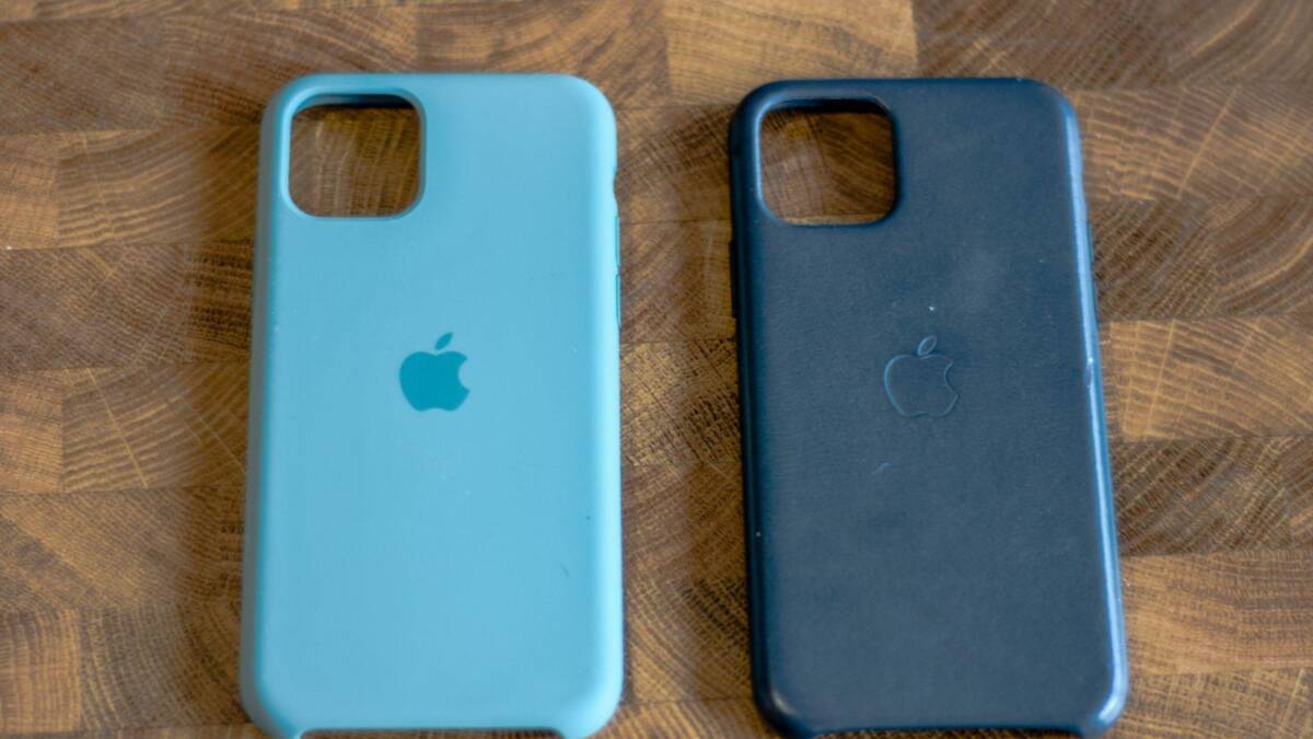 Силиконовые корпуса для iPhone на деревянном столе