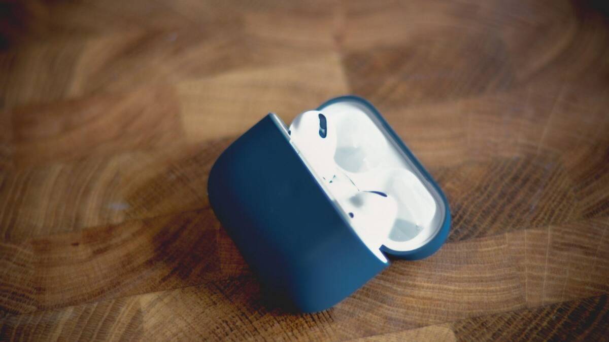 Коробка с наушниками Samsung Galaxy Buds внутри