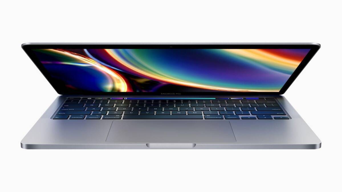 Ноутбук MacBook Pro с открытым дисплеем и клавиатурой
