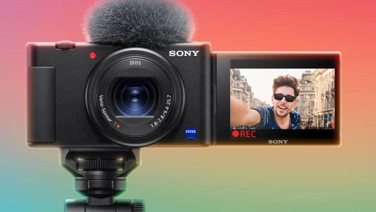 Камера Sony BloggerCam ZV-1 с выдвижным дисплеем и микрофоном