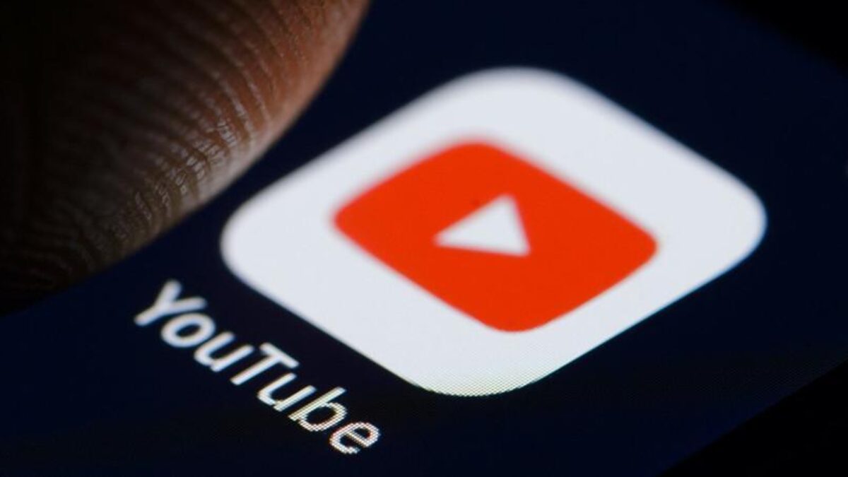 Яркий дисплей смарт-часов ZTE Y8 на руке пользователя