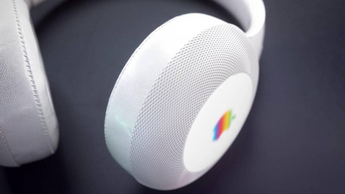 Белые наушники AirPods Studio с логотипом Apple вид сбоку