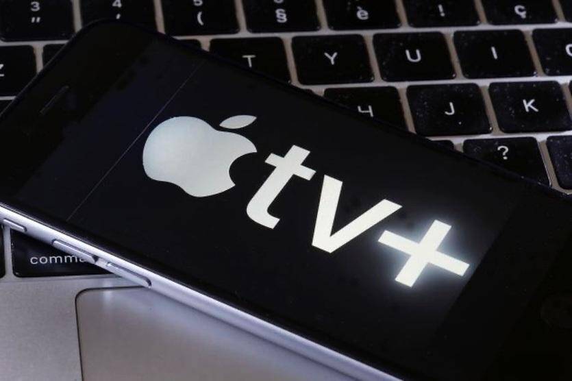 7 причин перейти на продукты Apple 14 Айфон с логотипом Apple и branding TV+ на экране