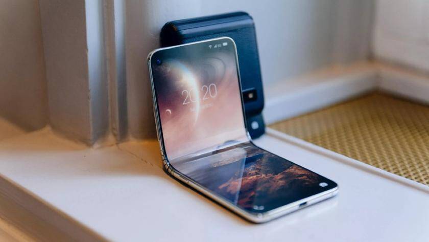 Гибкий складной смартфон Xiaomi с зеркальной поверхностью
