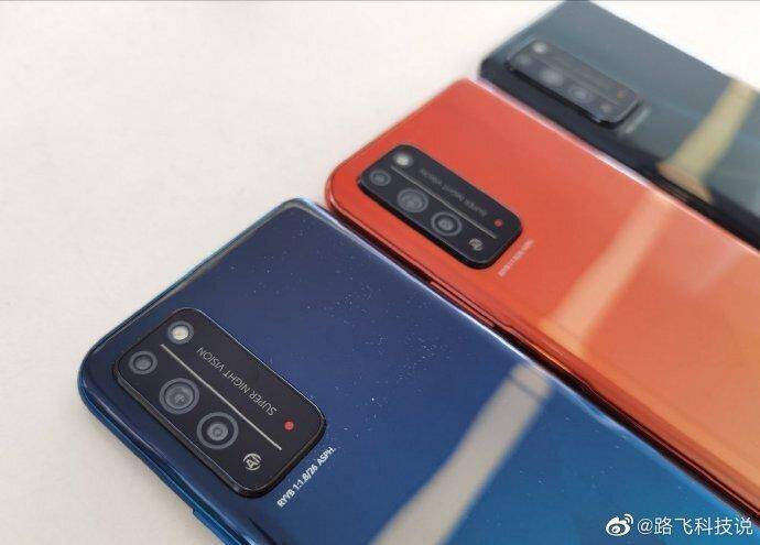 Три смартфона Samsung Galaxy A41 сзади