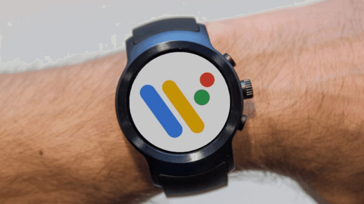 Умные часы Pixel Watch с отображением логотипа Google