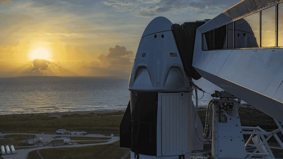 Загруженная ракета SpaceX Crew Dragon на космодроме