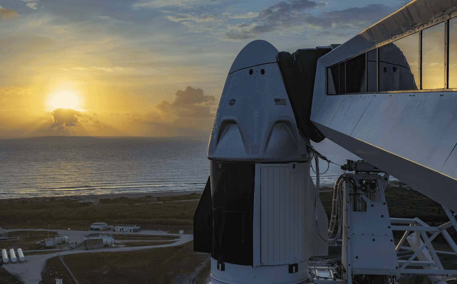 Загруженная ракета SpaceX Crew Dragon на космодроме