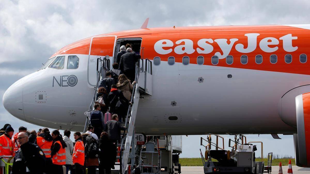 Самолет EasyJet с пассажирами на трапеции перед входом