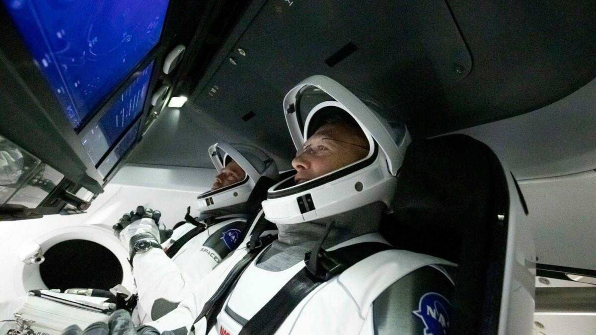Космический spacecraft Crew Dragon внутри кабины экипажа