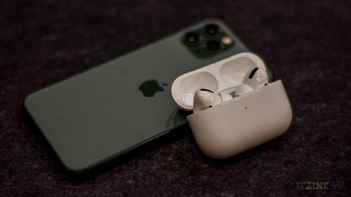 Apple обновила AirPods Pro 3 На черной поверхности лежат беспроводные наушники AirPods Pro и iPhone