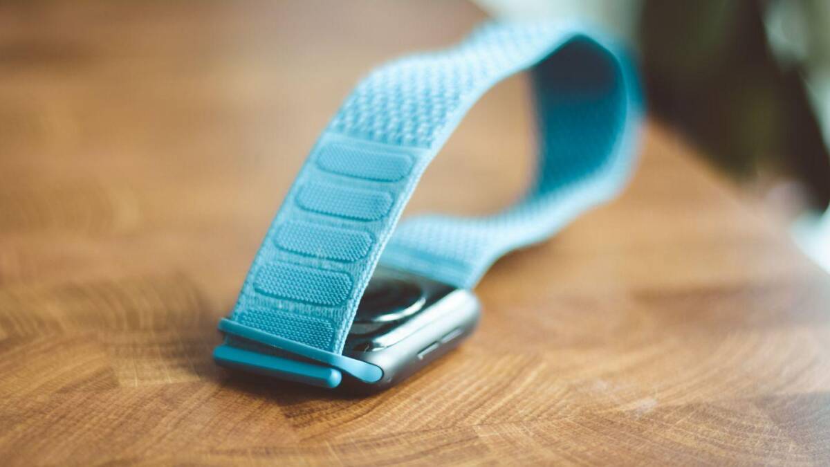 Смарт-часы Samsung Galaxy Z Flip с синим ремешком на деревянном столе