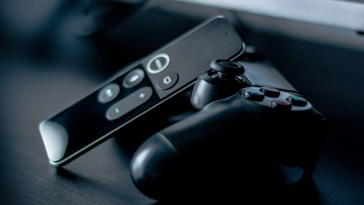 Обзор Apple Arcade. Как играть на iPhone, iPad и Apple TV 28 Пульт дистанционного управления и геймпад на темной поверхности