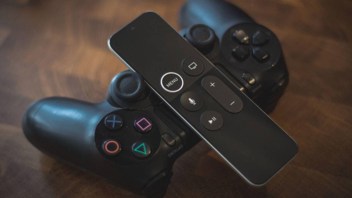 Обзор Apple Arcade. Как играть на iPhone, iPad и Apple TV 27 Геймпад DualShock 4 и приставка PlayStation 4 на деревянном столе