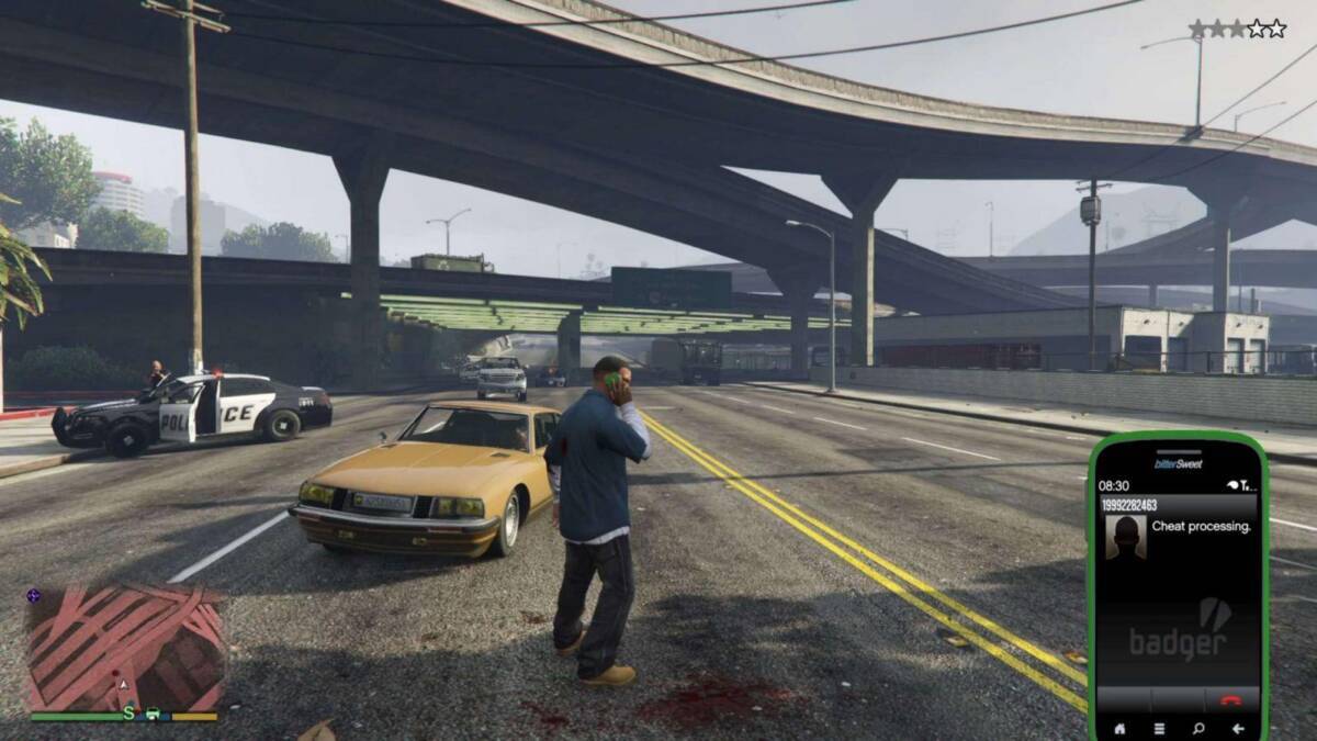 Скриншот из игры GTA V на ПК с мобильным устройством и полицейской машиной