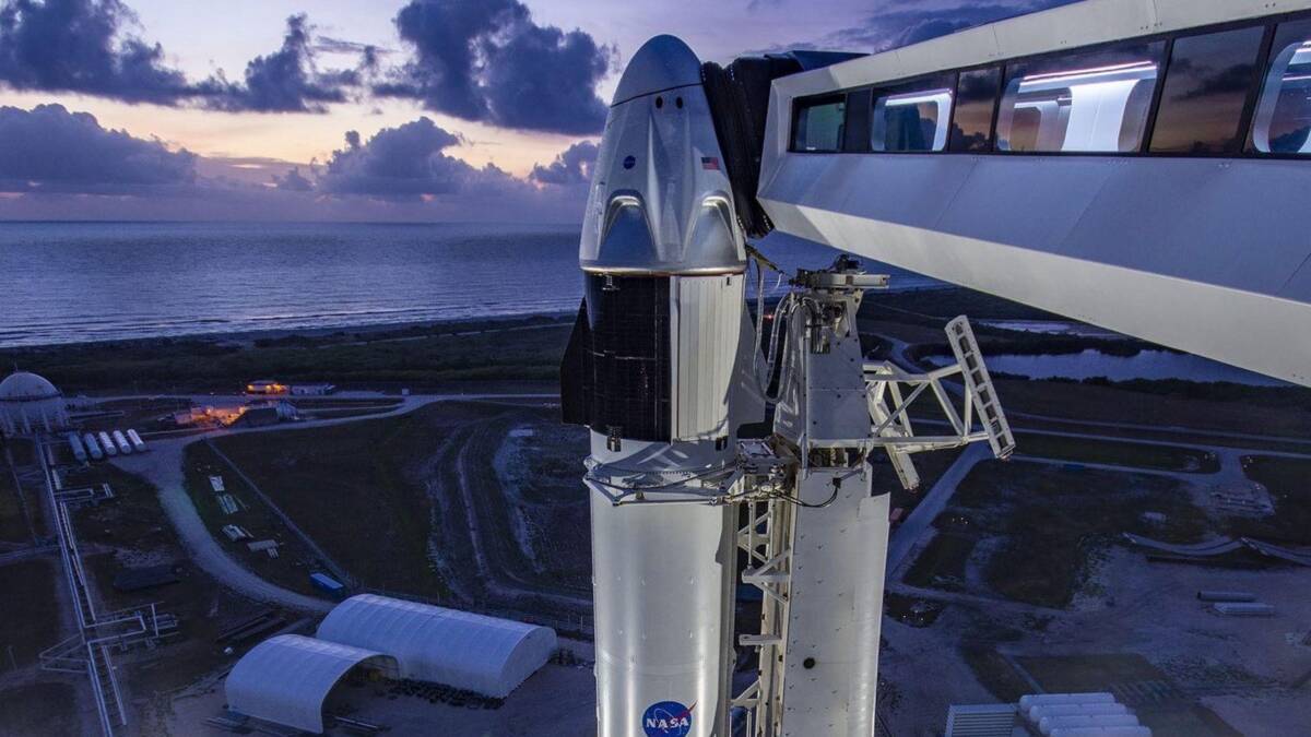 Космический корабль SpaceX у ракета-носителя NASA вечером на космодроме