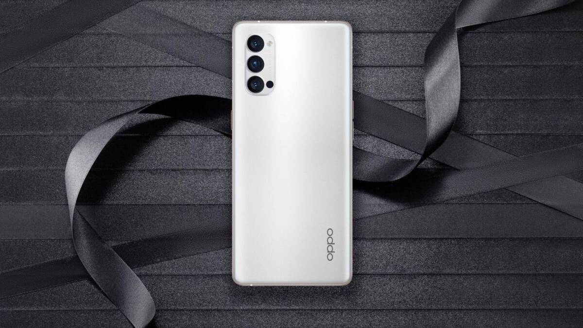 Белый смартфон Oppo Reno 4 с тремя камерами на задней панели