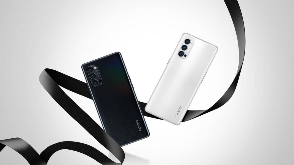 Два смартфона Oppo Reno 4 сзади на белом фоне