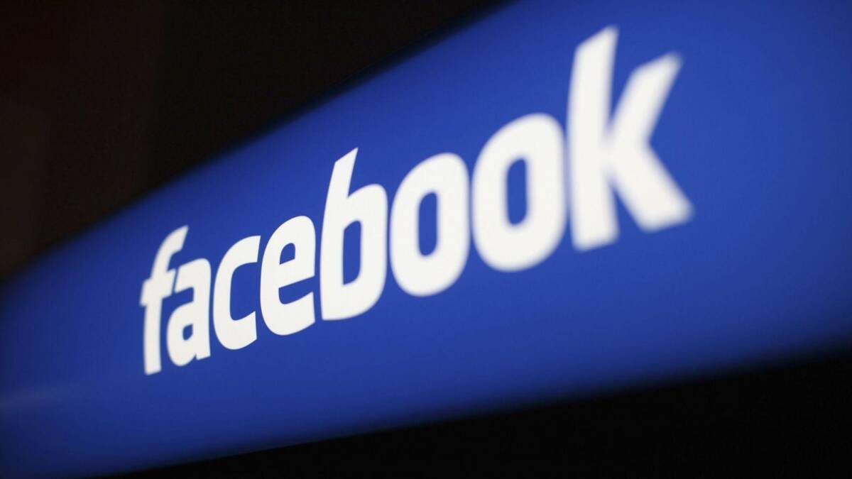 Экран ноутбука с логотипом Facebook крупным планом
