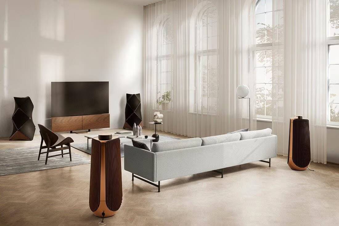 Современный интерьер с телевизором Bang & Olufsen и акустическими системами в гостиной