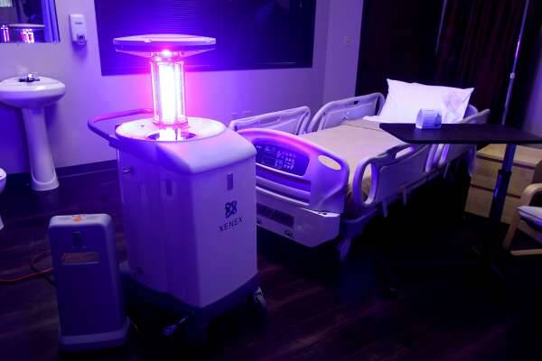 Робот UV Light может уничтожить коронавирус всего за 2 минуты 5 Лампа для дезинфекции на тележке у кровати в больничной палате
