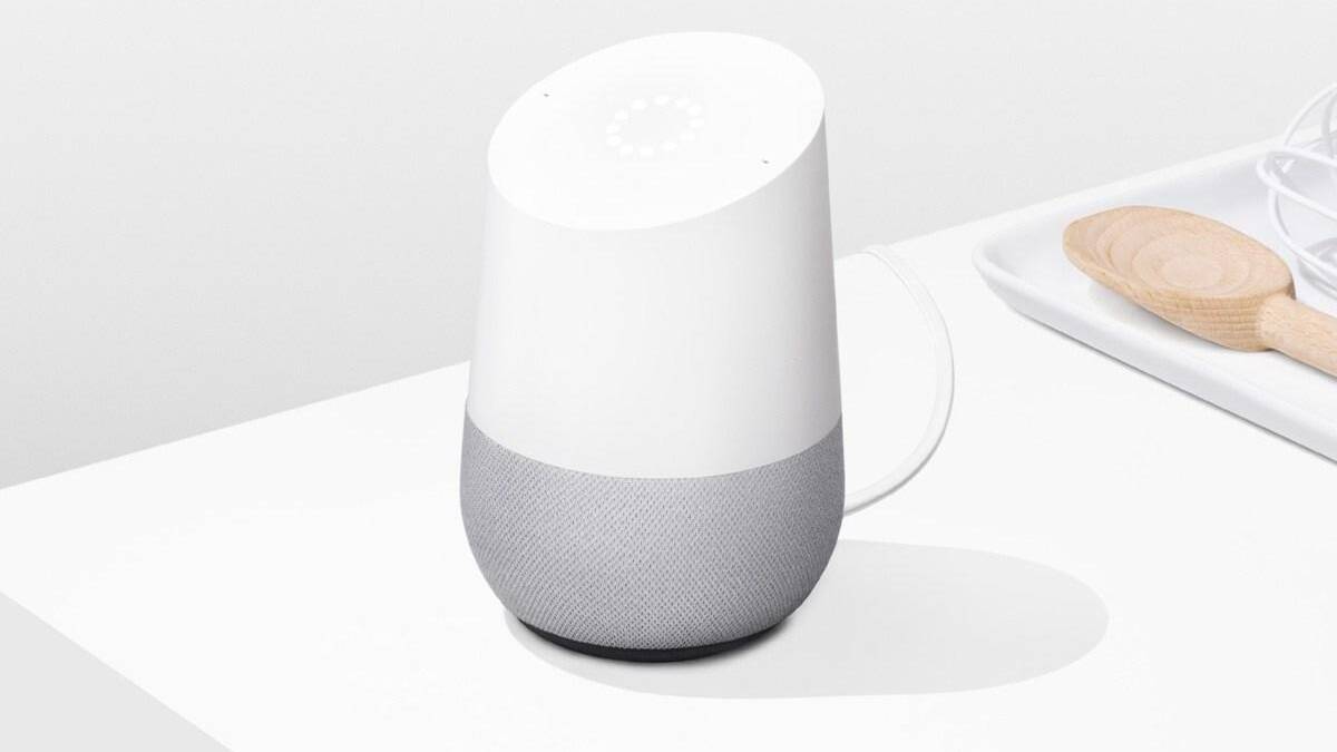 Google прекратила продажу оригинальных Google Home 3 Умная колонка Google Home с белым корпусом и тканевой основой
