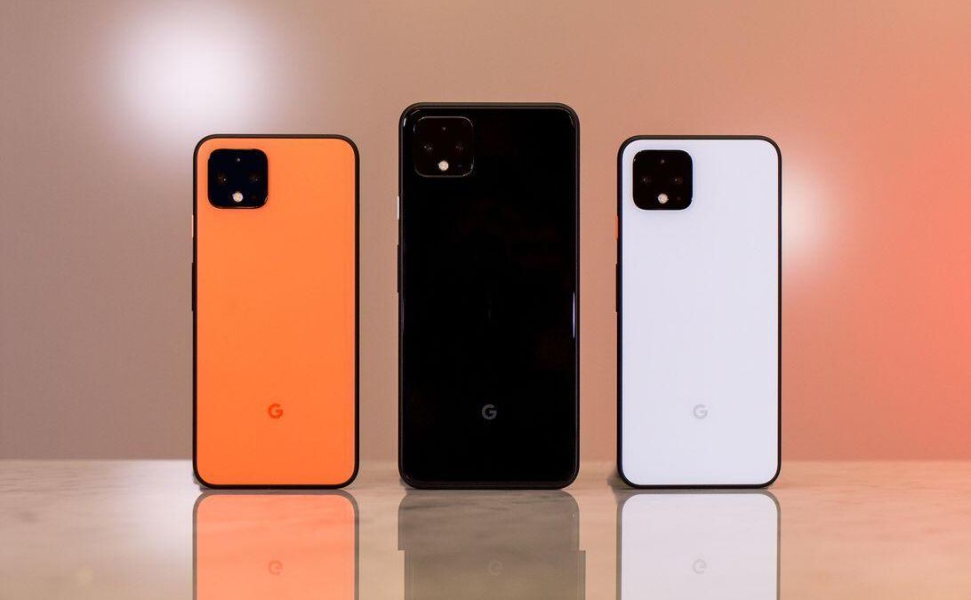 Три смартфона Google Pixel 4 с задней панелью и камерами на тёмном фоне