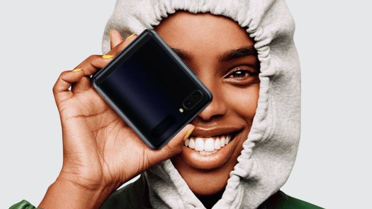 Черная Samsung Galaxy Z Fold смартфон в руке человека лицом к камере