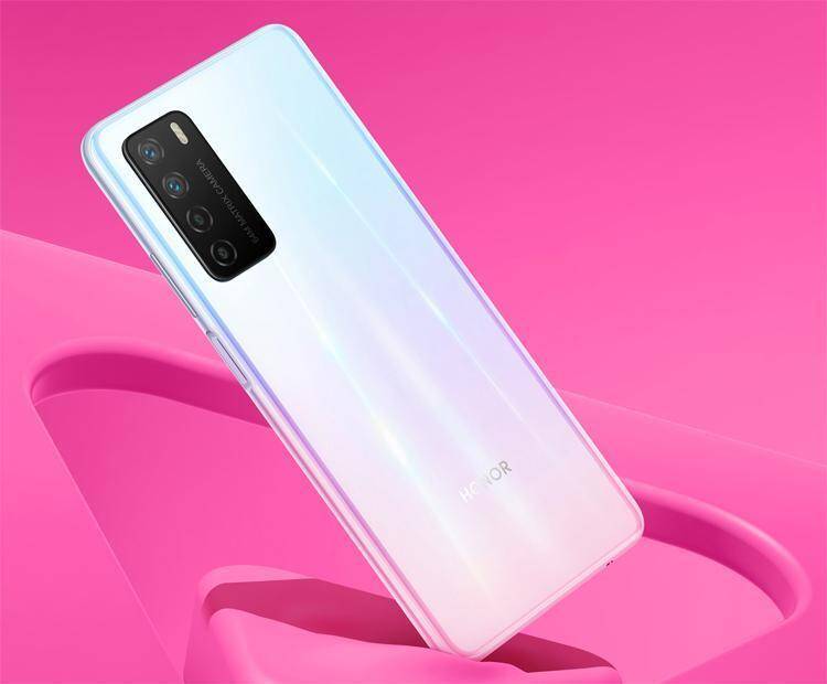 Honor показала смартфон Honor Play 4 во всех расцветках 5 Белый смартфон Honor Play 4 с пятью камерами сзади