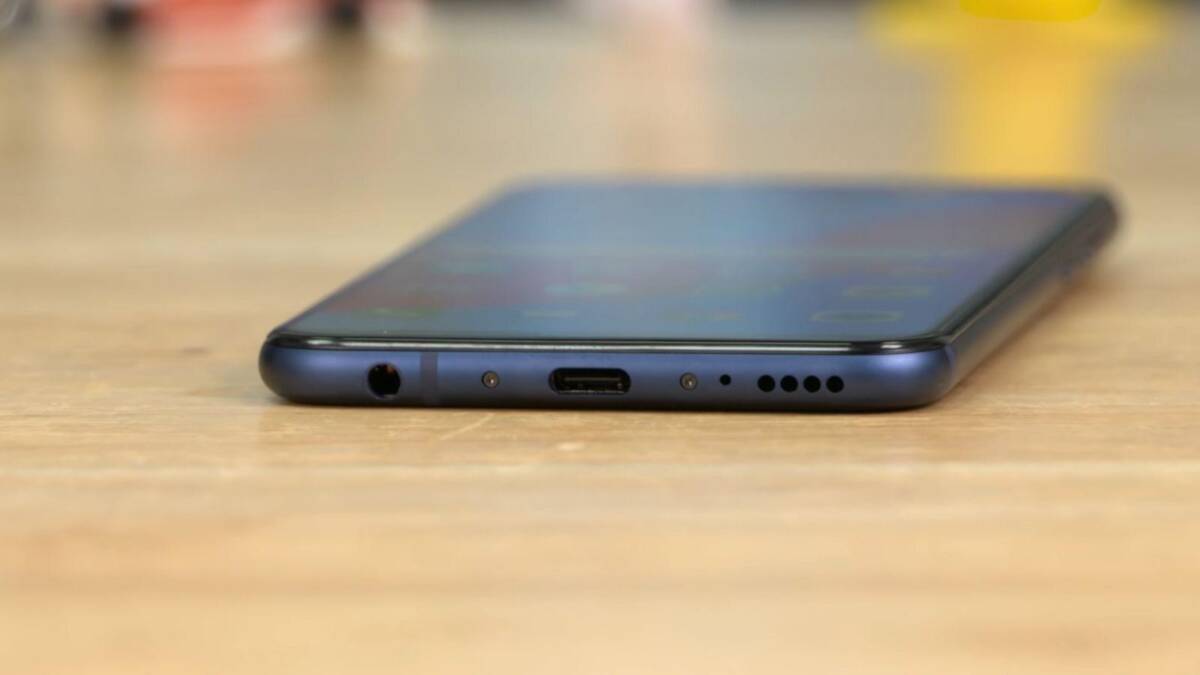 Нижняя часть смартфона Honor Play 4 с разъемом для наушников и портом USB-C