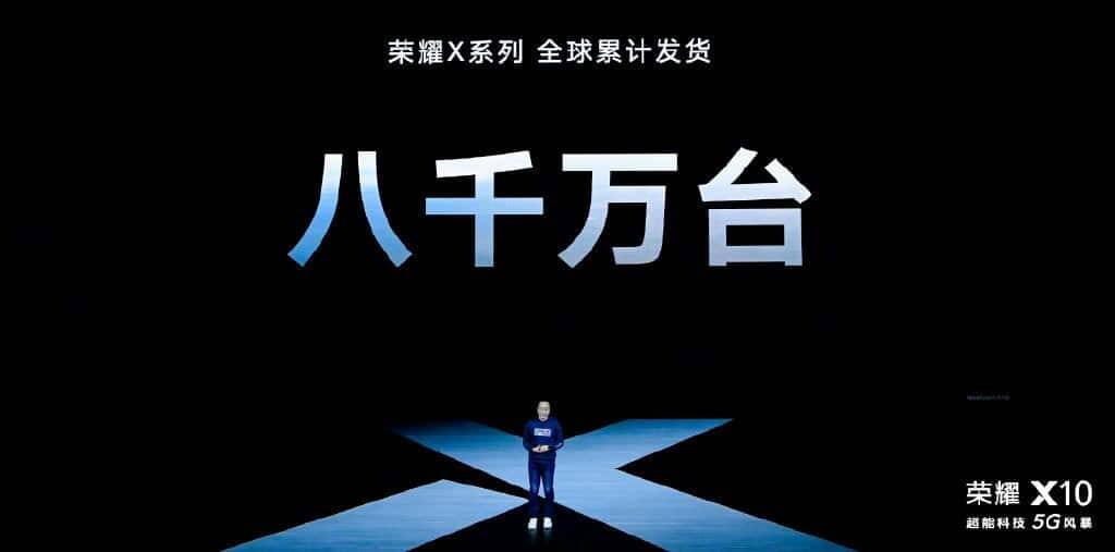 Презентация смартфона Honor X10 на сцене изображение человека на фоне крупной надписи