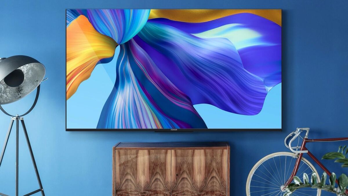 Современный телевизор Honor X1 на стене с ярким изображением