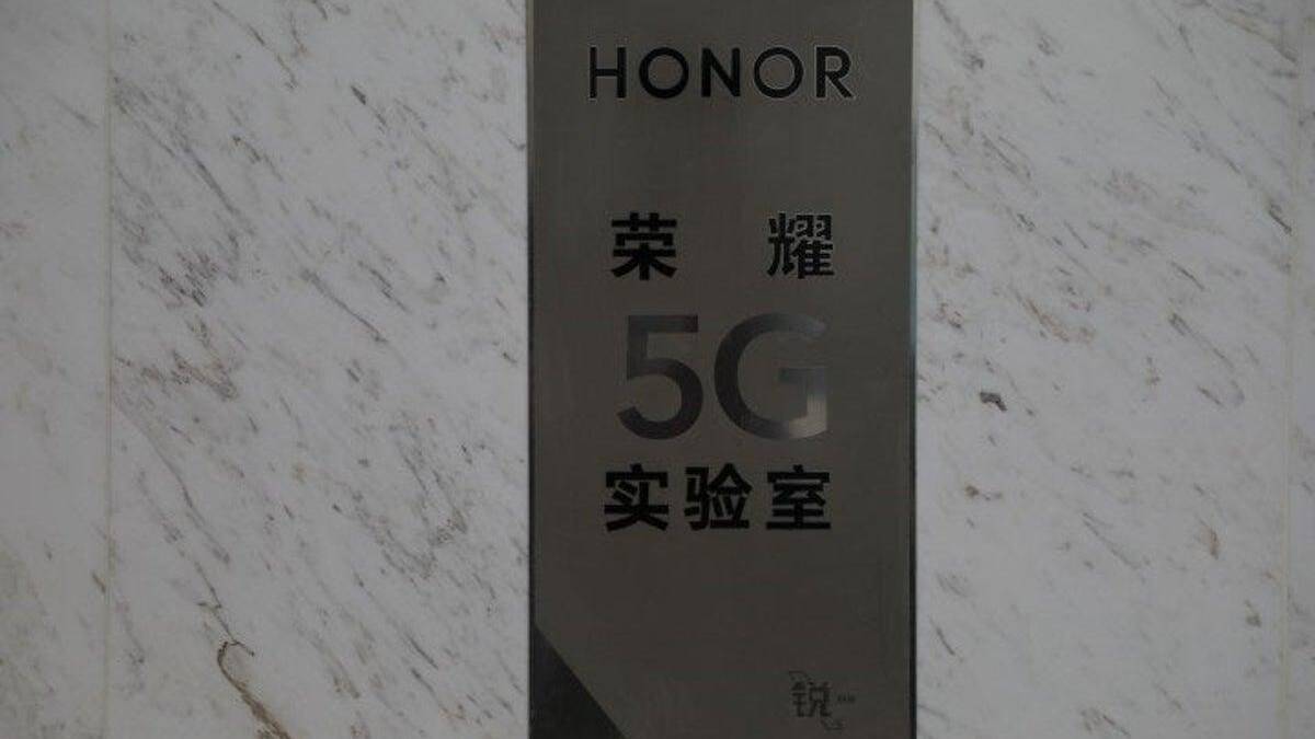 Металлическая табличка с надписью HONOR и 5G для лаборатории