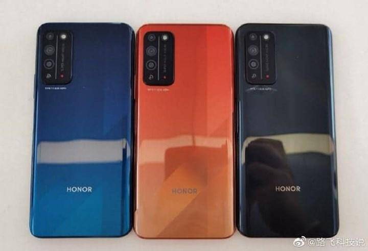 Три смартфона Honor с задней панелью и камерой