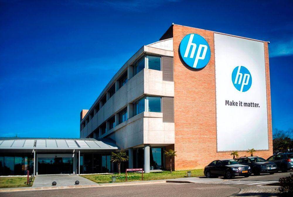 Здание компании HP с логотипом на фасаде
