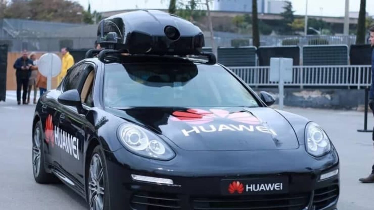 Автомобиль с логотипом Huawei на крыше и капотом