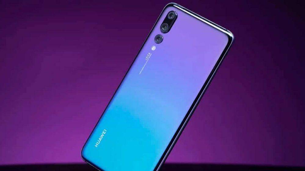 смартфон Huawei с градиентным синим и фиолетовым экраном