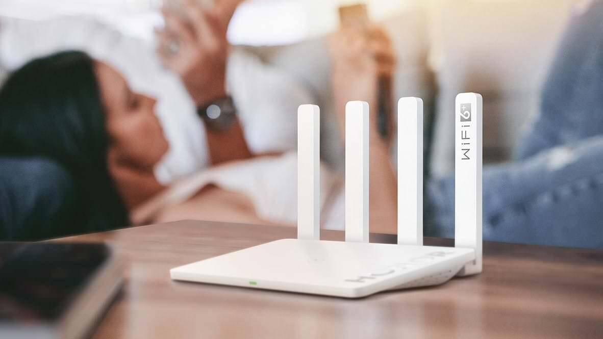 Wi-Fi роутер HONOR с четырьмя антеннами на столе