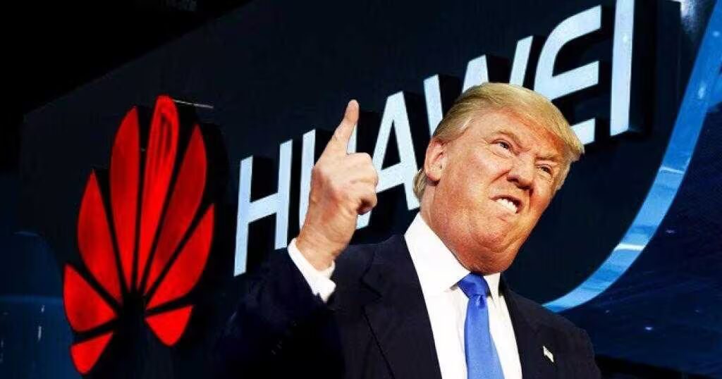 Дональд Трамп у экранов с логотипом Huawei и графиком